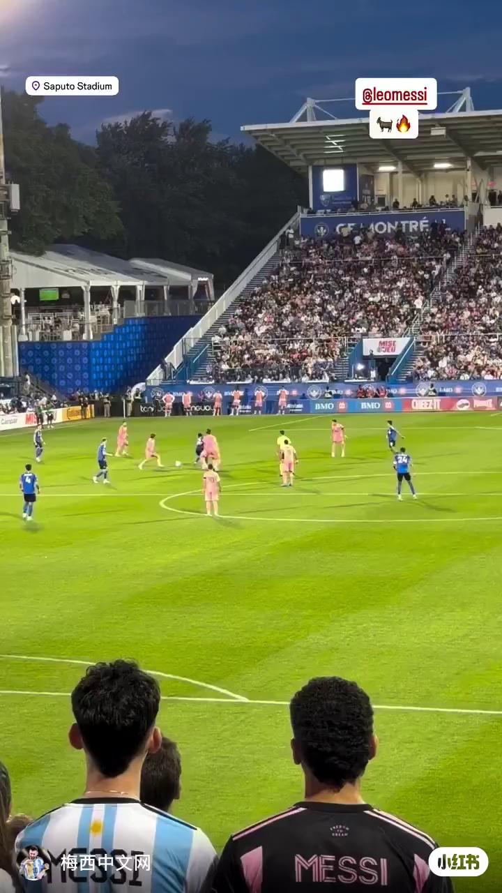 关于足球比赛的精彩瞬间即将呈现，球迷们沸腾不已的信息