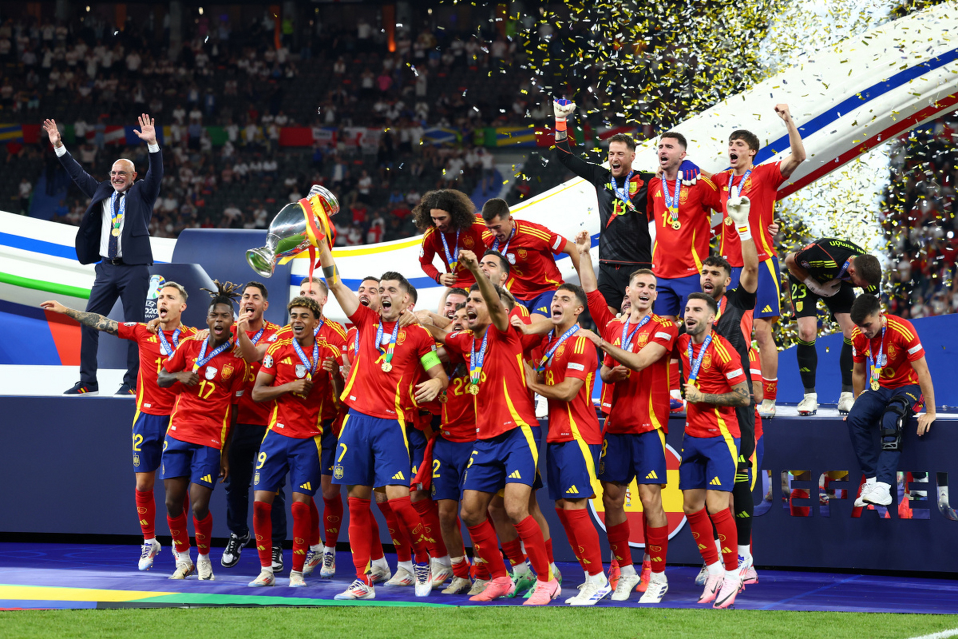 欧洲足球豪门对决，球迷热血沸腾