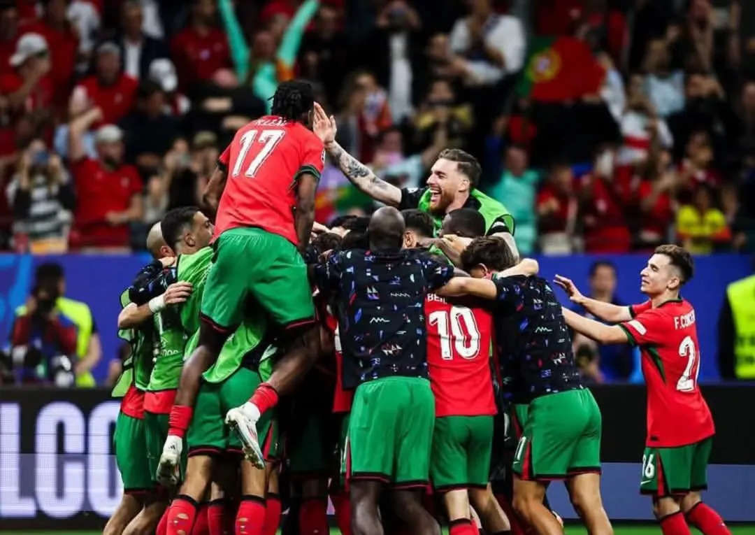 欧洲足球豪门对决，球迷热血沸腾