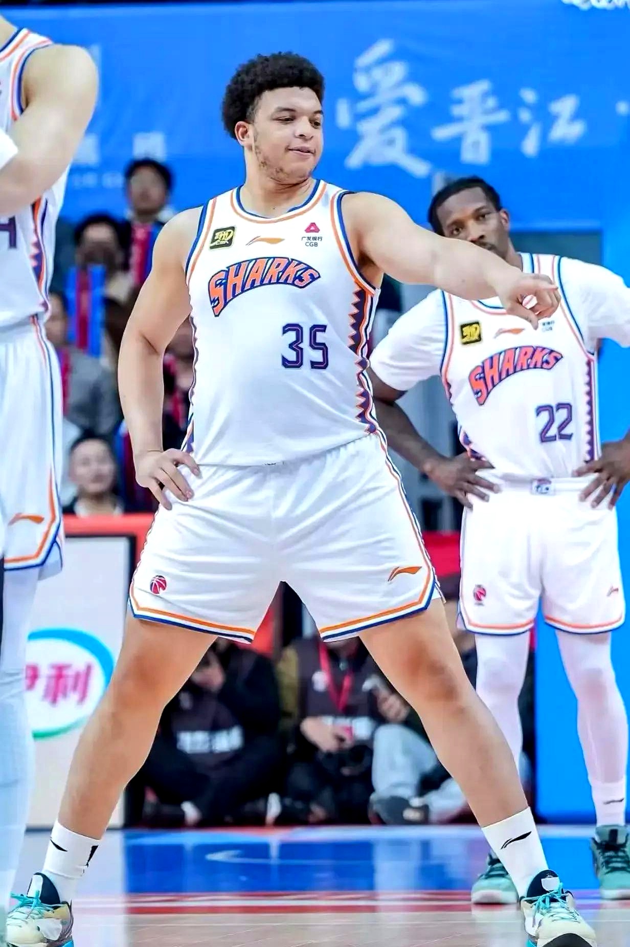 上海男篮以微弱优势战胜四川队 上海男篮以微弱优势战胜四川队