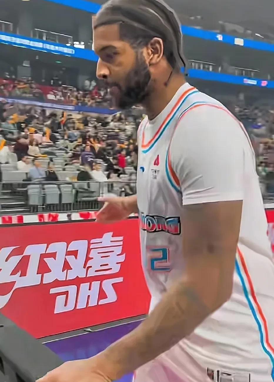 上海男篮以微弱优势战胜四川队 上海男篮以微弱优势战胜四川队