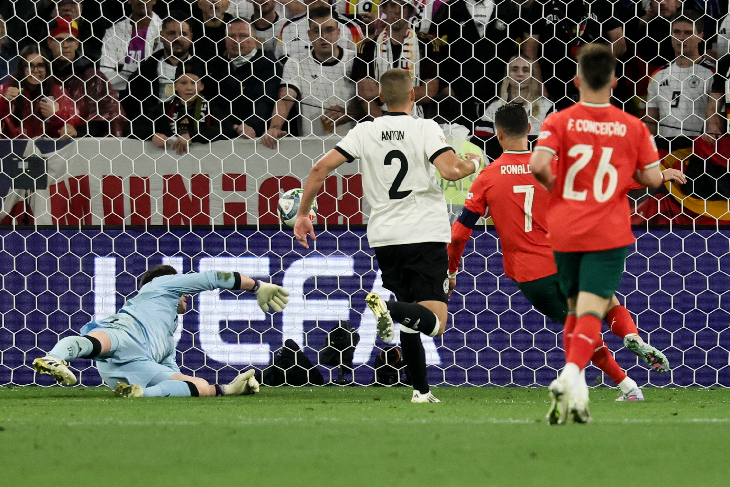 葡萄牙女足队以实力征服赛场，赢得掌声