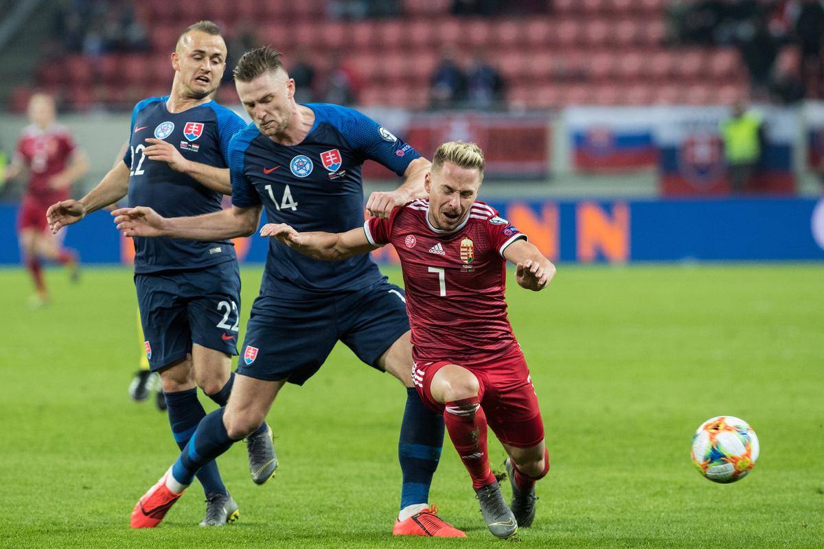 包含斯洛伐克队提前出线，欧洲联赛预选赛前景看好的词条