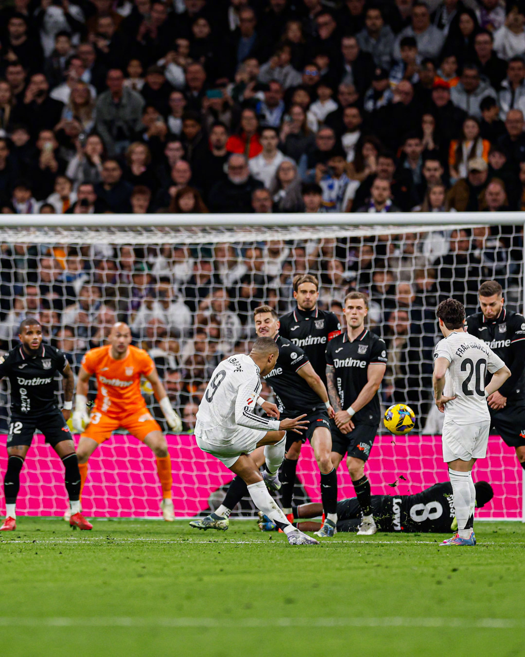 包含欧洲足坛赛场上演激情碰撞，豪门气势如虹的词条