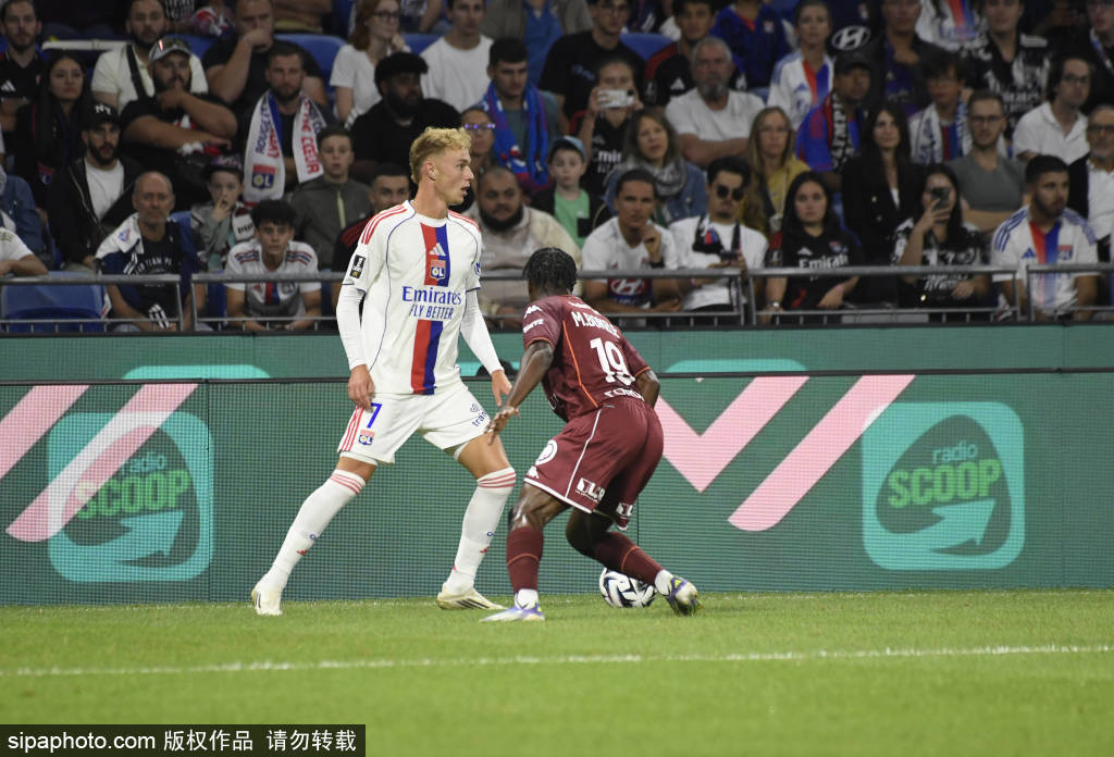 里尔踢出好表现,球迷欢呼雀跃的简单介绍 里尔踢出好表现,球迷欢呼雀跃的简单介绍