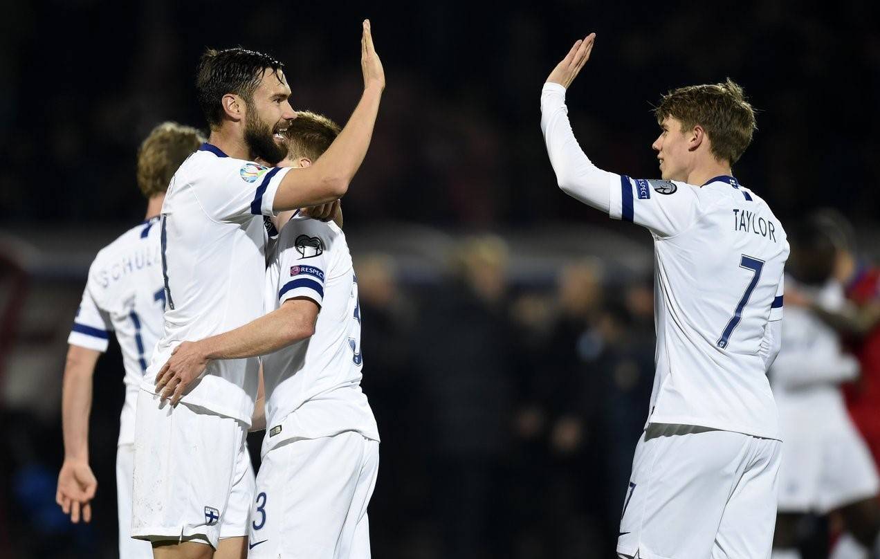 荷兰队备战与波兰的激烈对决 荷兰队备战与波兰的激烈对决