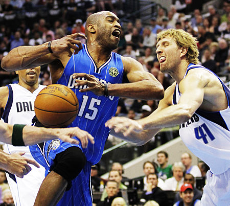 猛龙客场战胜小牛,继续保持不败纪录 猛龙客场战胜小牛,继续保持不败纪录